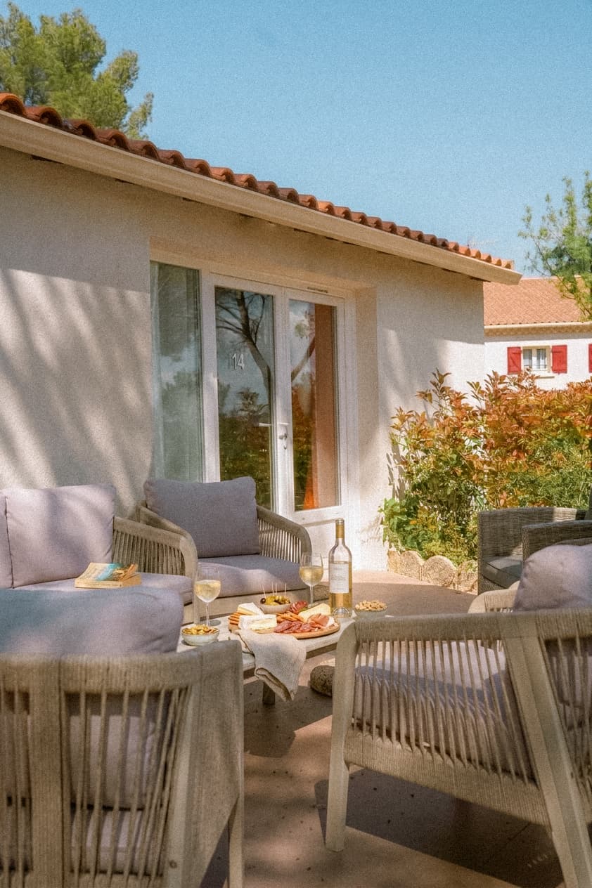 Terrasse de chambre avec salon rotin