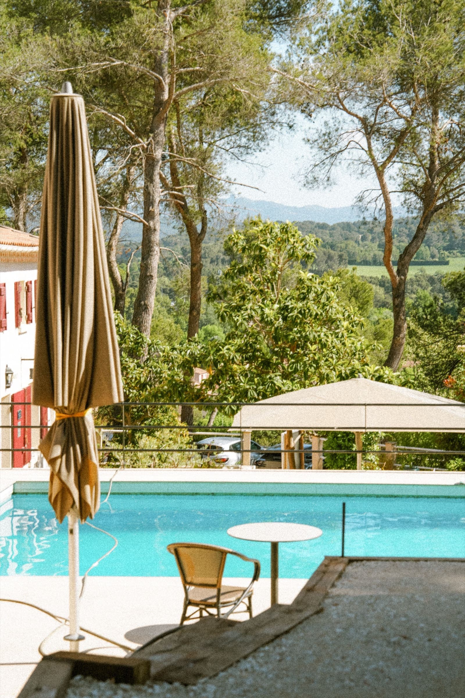 Salon en rotin du domaine, atmosphère feutrée pour un déjeuner professionnel